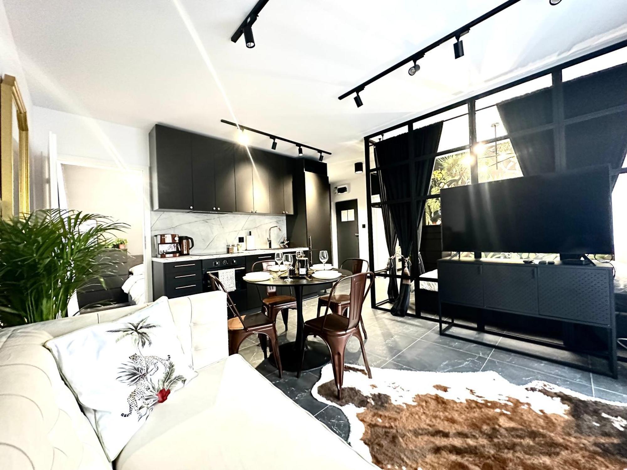 Golden Apartment ~ 1000M Main Square ~ Self Check-In 24H - Wroclaw — Photos 2